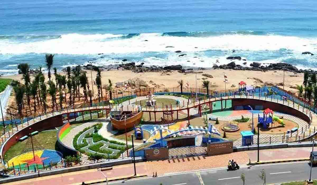 విశాఖ ఆర్కే బీచ్‌లో ముందుకొచ్చిన సముద్రం