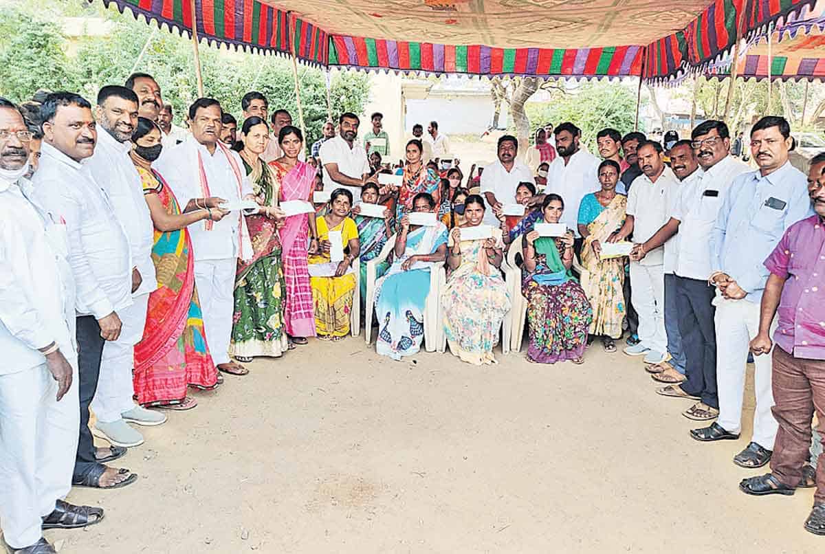 ప్రజా సంక్షేమానికి ప్రభుత్వం పెద్దపీట