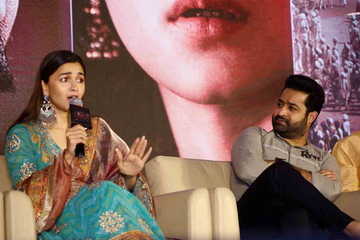 ఆలియా భ‌ట్‌తో న‌టించ‌డానికి తార‌క్ కంగారుప‌డ్డాడా?