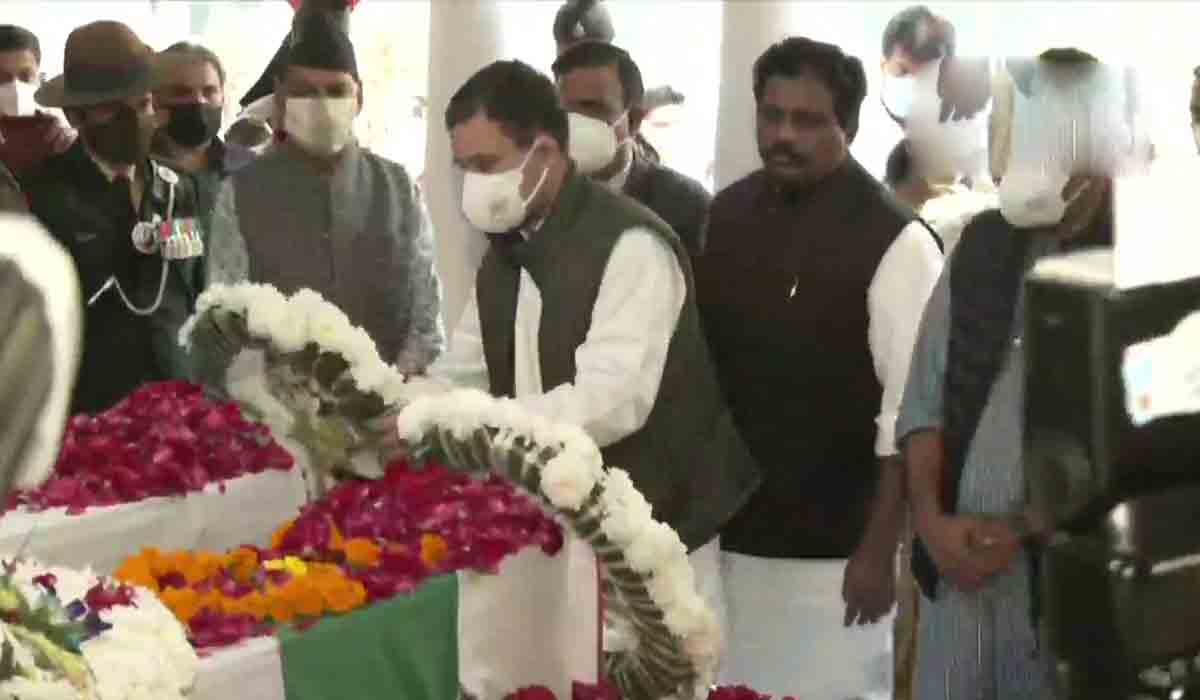 సీడీఎస్ బిపిన్ రావ‌త్‌కు రాహుల్‌గాంధీ నివాళులు