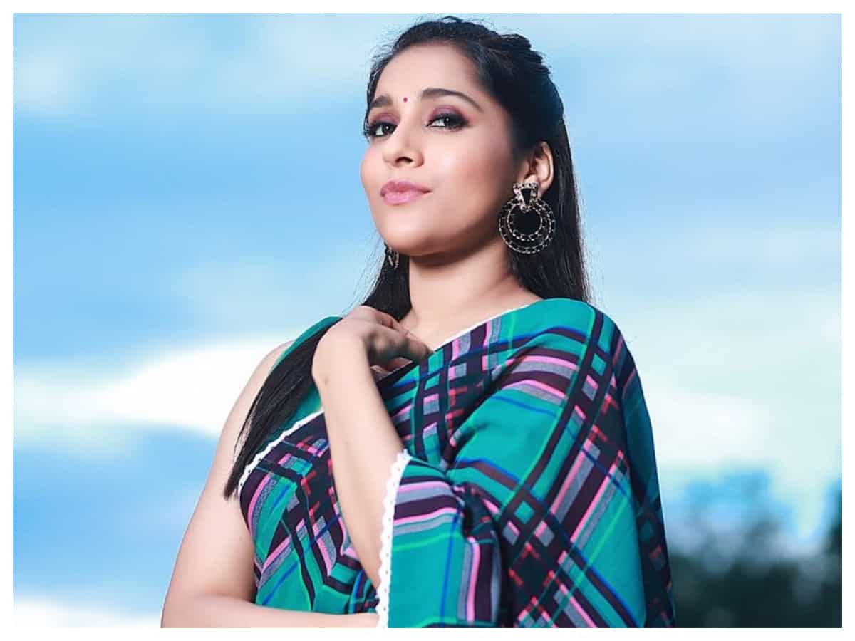 Rashmi Gautam | చీరలో కైపెక్కిస్తున్న రష్మి గౌతమ్..