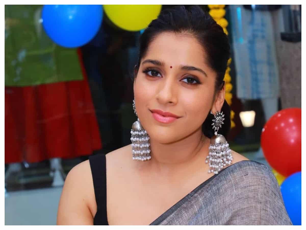 Rashmi Gautam | చీరలో రష్మి గౌతమ్ హొయలు..