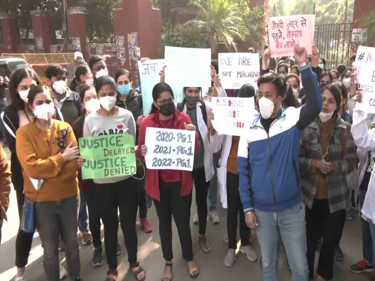 NEET PG కౌన్సెలింగ్‌ జాప్యంపై.. ఢిల్లీ రెసిడెంట్ డాక్టర్ల నిరసన