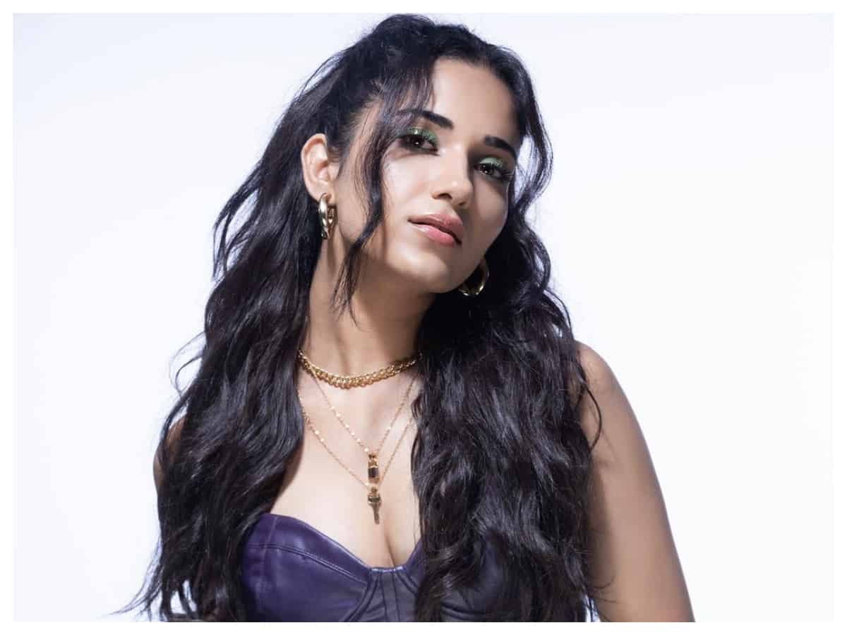 Ruhani Sharma | రుహానీ శర్మ అందాల ఆరబోత..