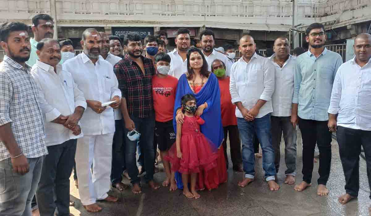 వేములవాడ రాజన్నను దర్శించుకున్న డైరెక్టర్‌ సంపత్‌ నంది