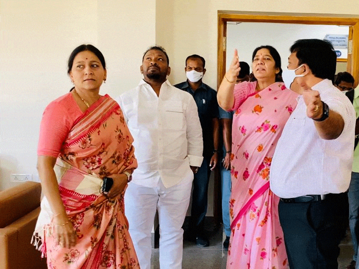 జనగామ నూతన కలెక్టరేట్‌ను పరిశీలించిన మంత్రులు