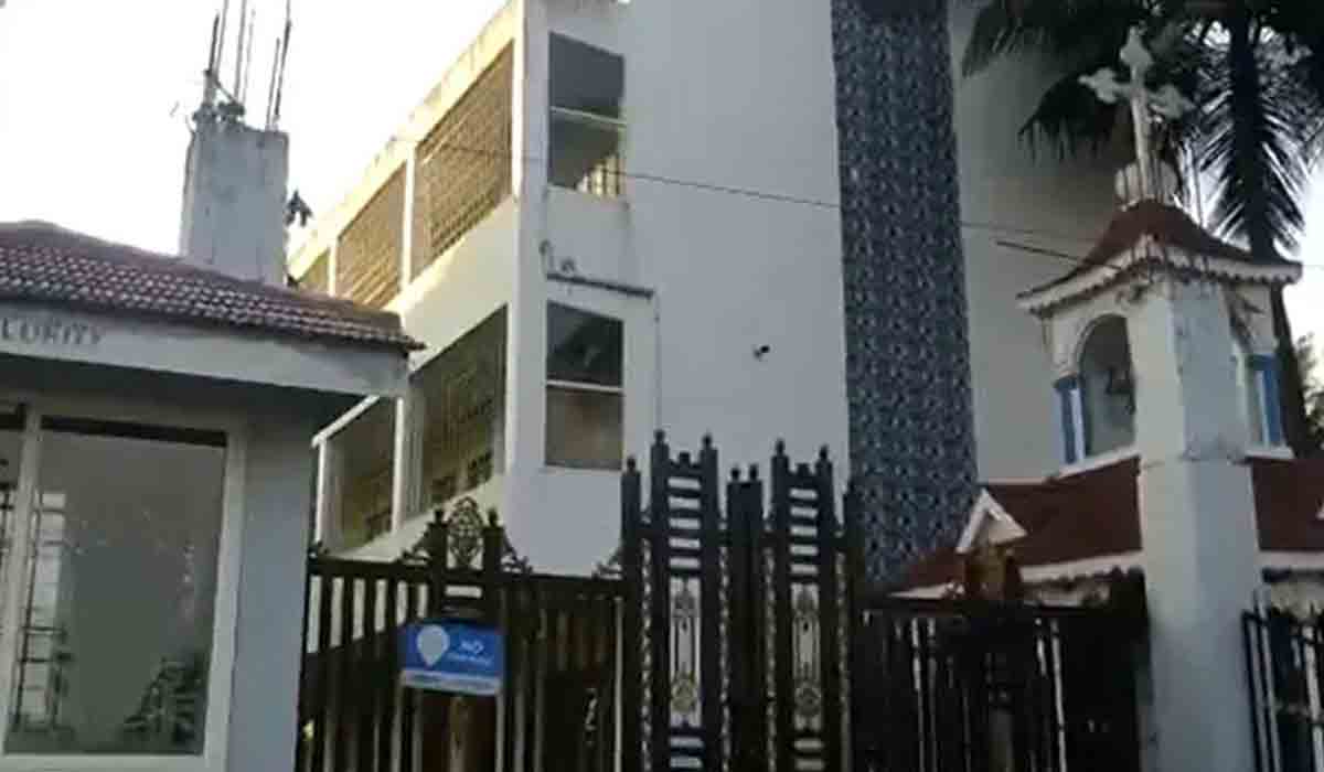 Corona in School: క‌రోనా క‌ల‌క‌లం.. 10 మంది విద్యార్థుల‌కు పాజిటివ్‌.. స్కూల్‌కు సీల్‌..!