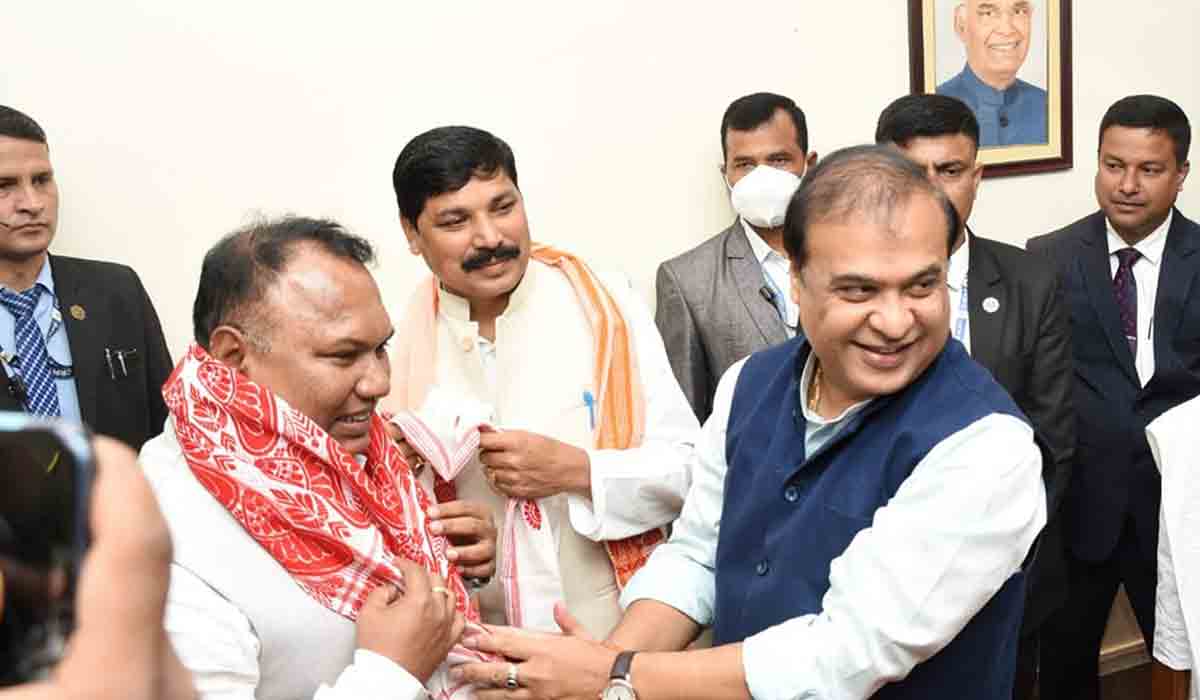 అభివృద్ధి కోసం బీజేపీ స‌ర్కారుతో, అధికారికంగా కాంగ్రెస్ పార్టీలో.. అసోం ఎమ్మెల్యే వింత వాద‌న‌..!