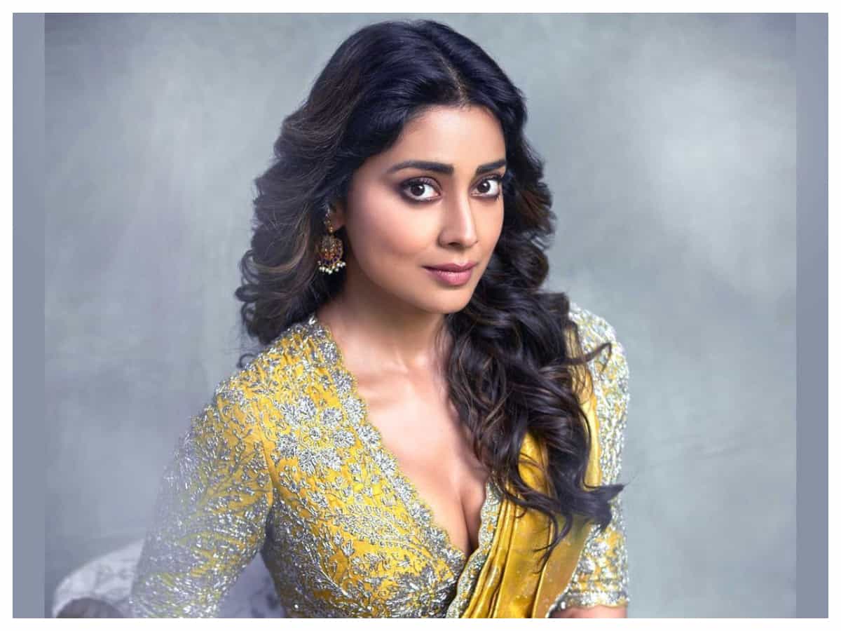 Shriya Saran | చీరకట్టులో మరింత సొగసుగా శ్రియా సరన్..
