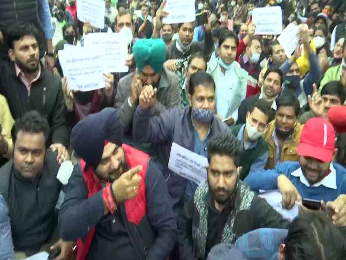 ఢిల్లీ సీఎం కేజ్రీవాల్ ఇంటి వద్ద సిద్ధూ నిరసన