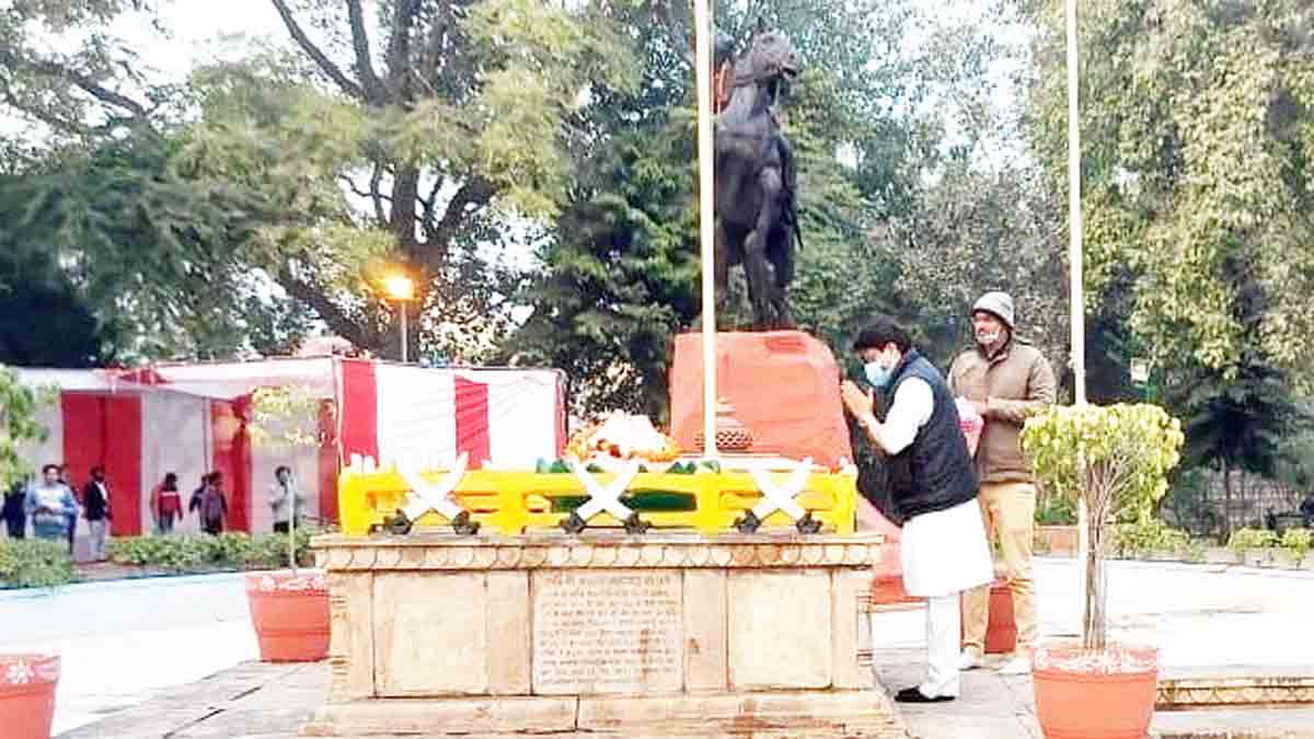 రాణీ లక్ష్మీబాయి స్మారకాన్ని సందర్శించిన సింధియా