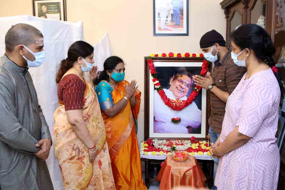 సిరివెన్నెల కుటుంబానికి గ‌వ‌ర్న‌ర్ త‌మిళిసై ప‌రామ‌ర్శ‌