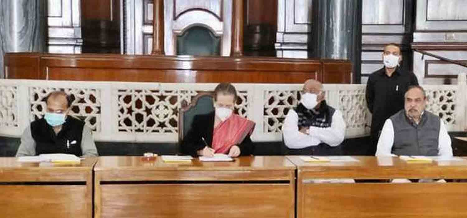 Sonia Gandhi: అప్ర‌జాస్వామిక రీతిలో వ్య‌వ‌సాయ చ‌ట్టాల‌ ర‌ద్దు.. కేంద్ర స‌ర్కారుపై సోనియాగాంధీ ఫైర్‌