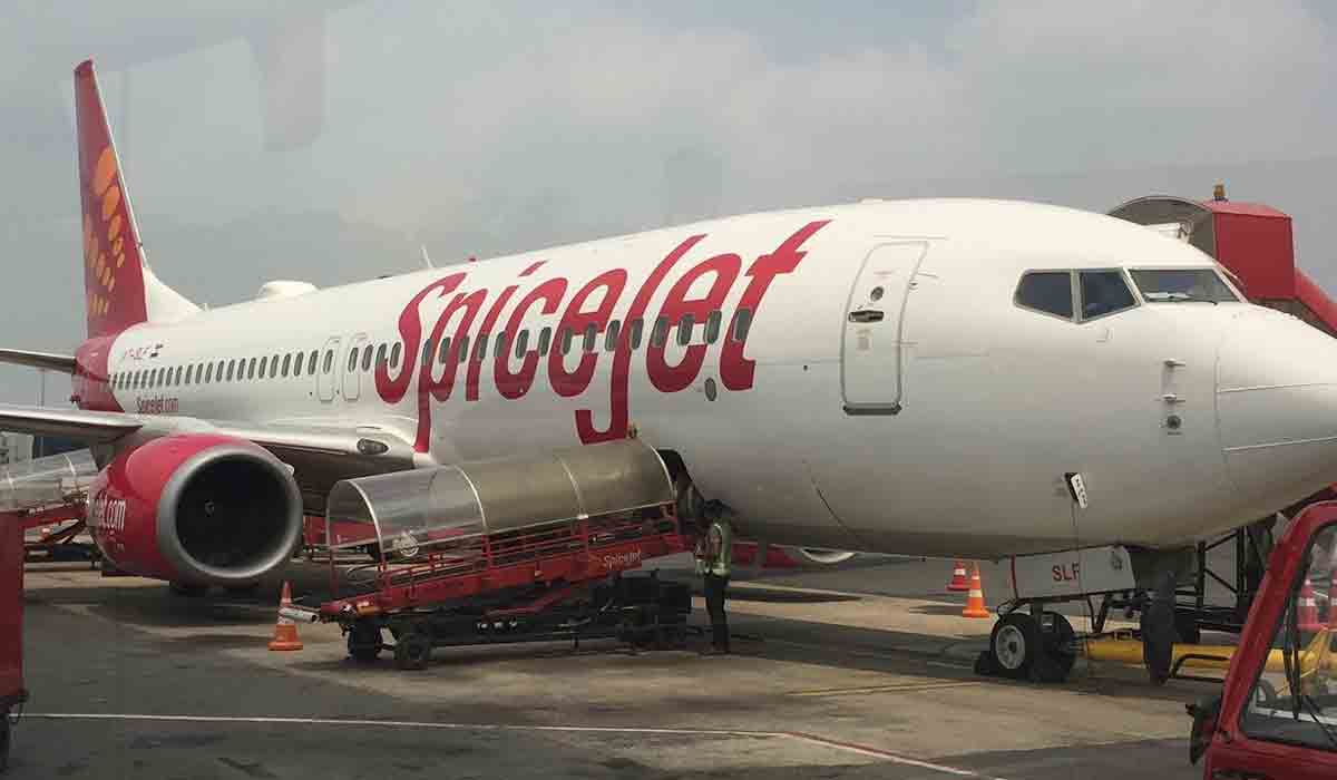 వెద‌ర్ రాడార్ విఫ‌లం.. స్పైస్‌జెట్‌ విమానం వెన‌క్కి