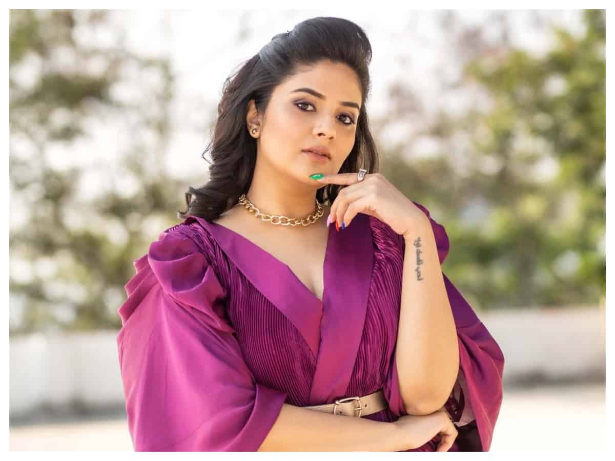 Sreemukhi | పర్ఫుల్ కలర్ డ్రెస్‌లో శ్రీముఖి క్రేజీ ఫోజు..