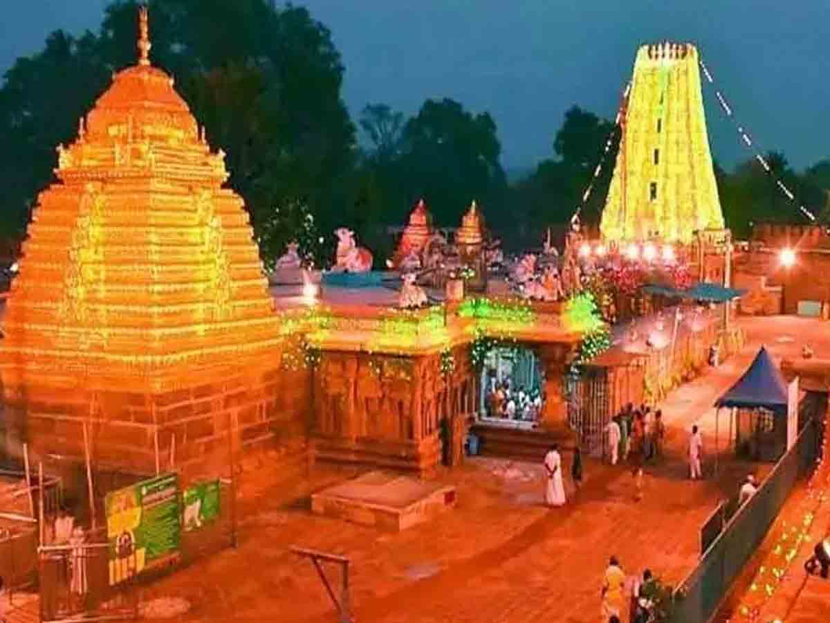 కోవిడ్ ఎఫెక్ట్ : శ్రీశైలం ఆలయంలో  ఆంక్ష‌లు..