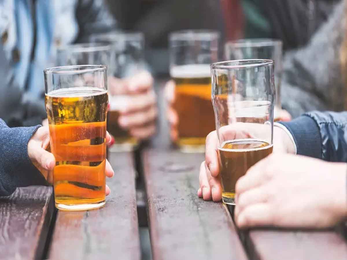 Alcohol Students : మద్యం సేవించిన విద్యార్థులు.. టీసీ ఇచ్చి పంపిన హెడ్‌మాస్టర్‌