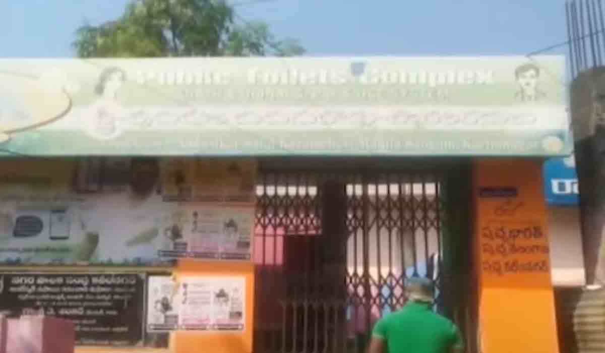 సుల‌భ్ కాంప్లెక్స్‌లో మ‌హిళ ప్ర‌స‌వం.. ఆడ శిశువును అక్క‌డే వ‌దిలేసి..