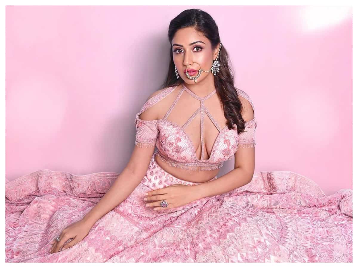 Surbhi Chandna | గ్లామరస్ సురభి చందనా అందాల ఆరబోత..