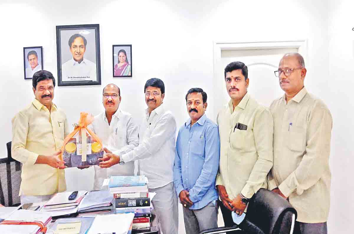 హౌసింగ్‌ కార్పొరేషన్‌ ఉద్యోగులకు పదోన్నతులివ్వాలి