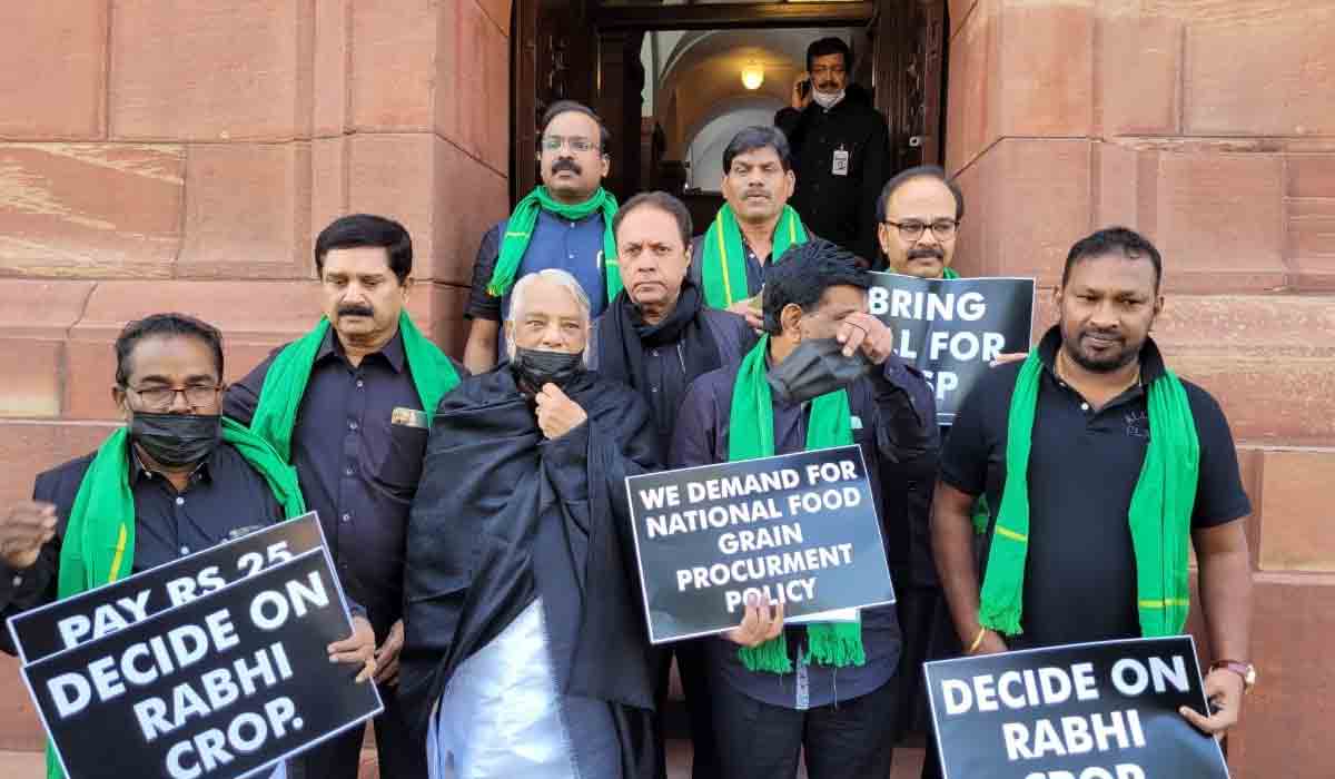 TRS MPs Protest: పార్ల‌మెంట్ స‌మావేశాల‌ను బ‌హిష్క‌రించిన టీఆర్ఎస్ ఎంపీలు