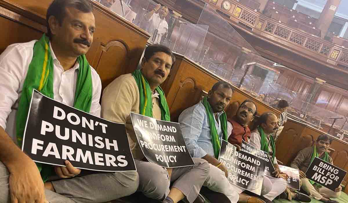 Lok Sabha: లోక్‌స‌భ‌లో టీఆర్ఎస్ ఎంపీల ఆందోళ‌న‌.. ధాన్యం సేక‌ర‌ణ కోసం డిమాండ్‌