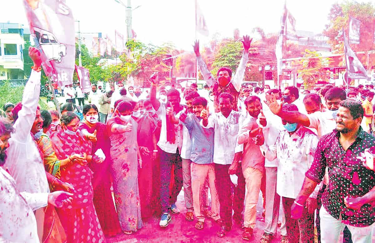 గుండెల్లో.. గులాబీ జెండాl