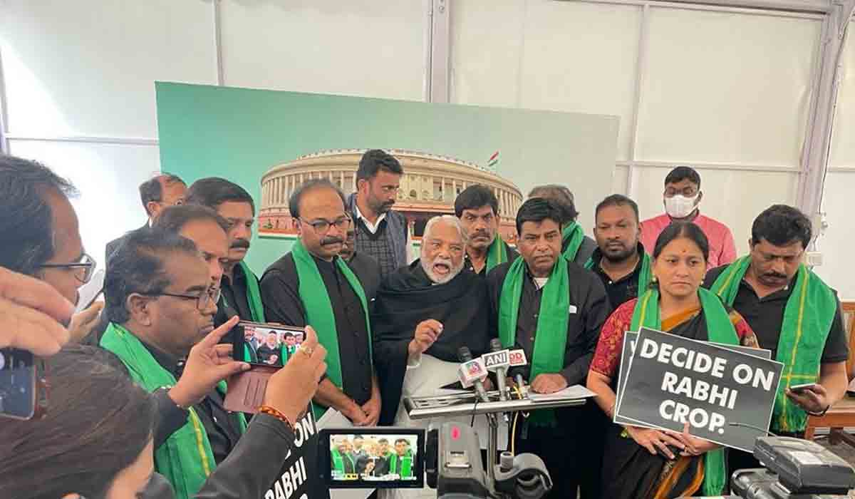 ప్రజాక్షేత్రంలో తేల్చుకుంటాం.. కేంద్రానికి టీఆర్ఎస్ ఎంపీల హెచ్చ‌రిక‌