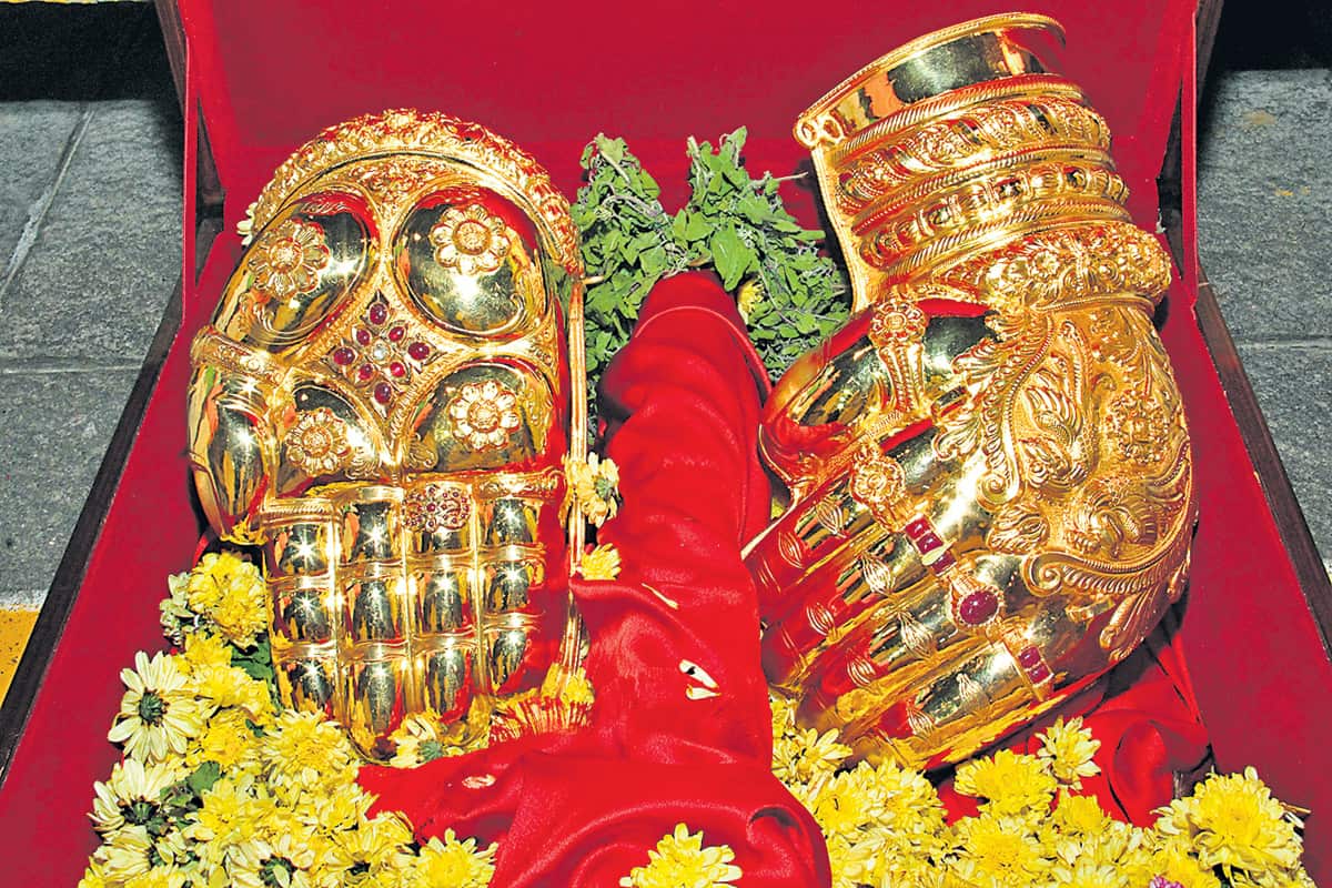 శ్రీవారికి 3 కోట్ల ఆభరణాలు సమర్పణ