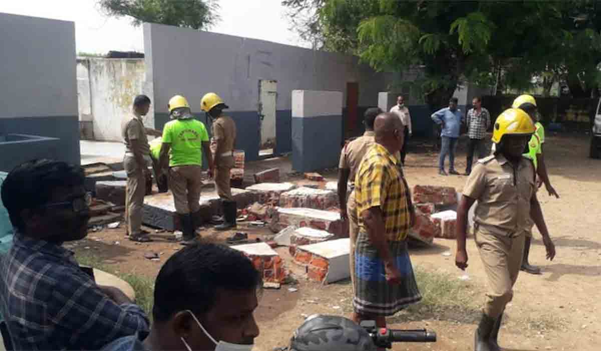 టాయిలెట్ గోడ కూలి ముగ్గురు విద్యార్థులు మృతి