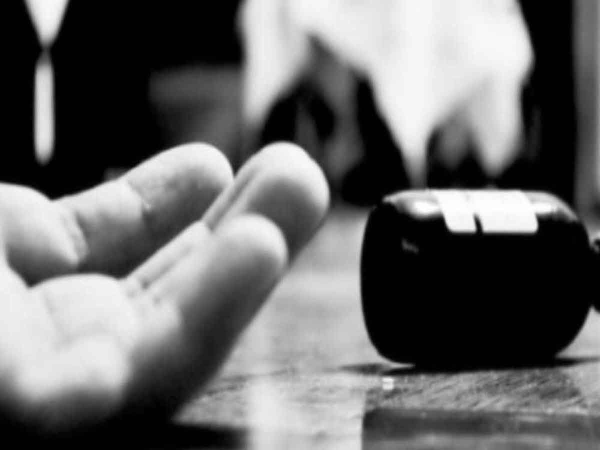 Teacher Suicide: భర్త వేధింపులు.. ప్రభుత్వ టీచర్ ఆత్మహత్య