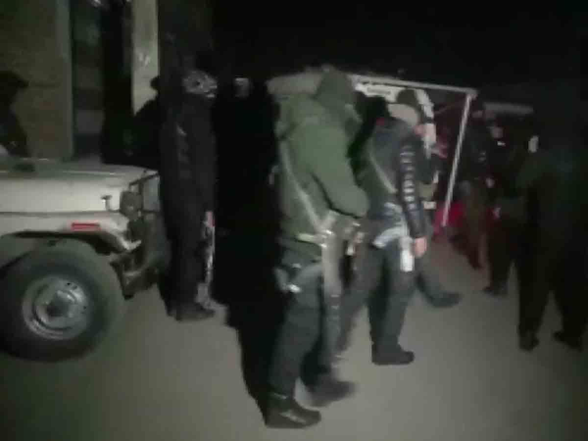 విచక్షణా రహితంగా ఉగ్రవాదుల కాల్పులు.. పౌరుడు, పోలీస్‌ అధికారి మృతి