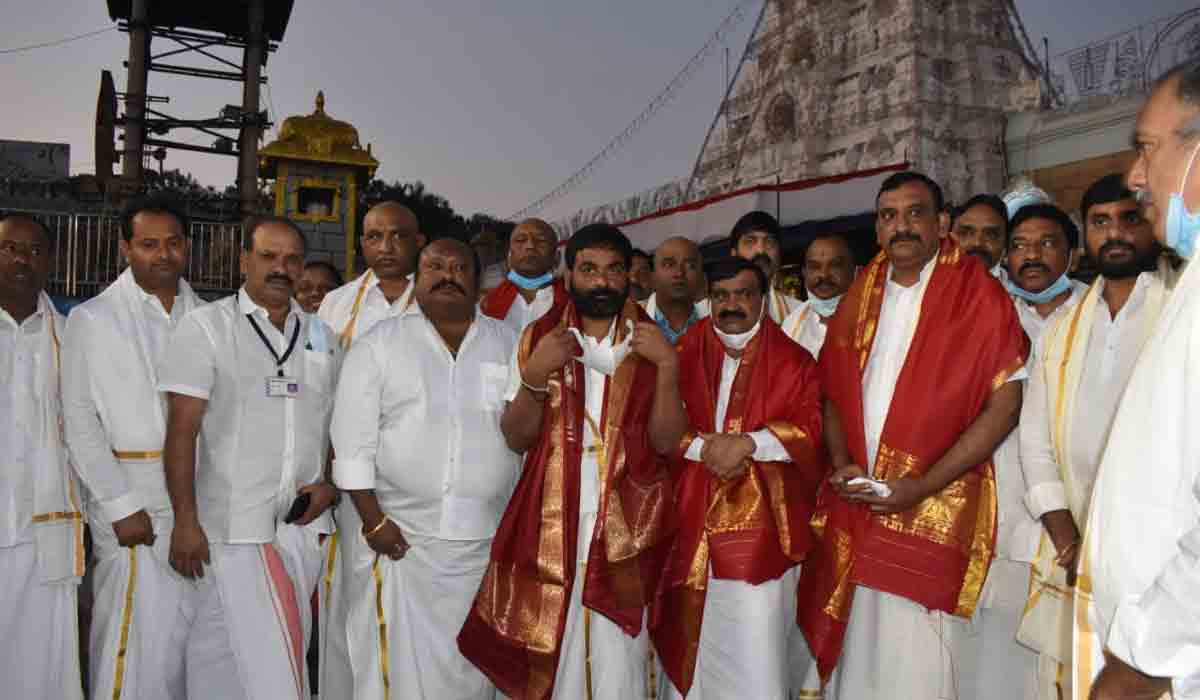 తిరుమల శ్రీవారిని దర్శించుకున్న తెలంగాణ ప్రముఖులు