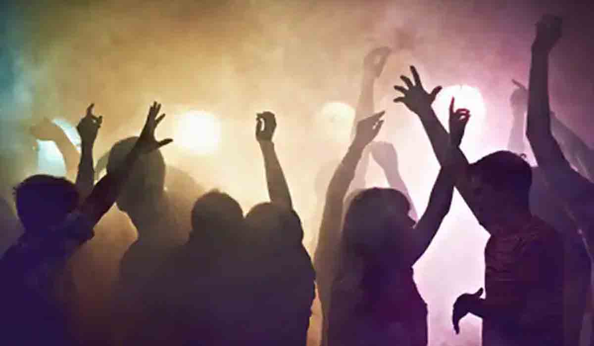 టాలీవుడ్ ప‌బ్‌పై పోలీసుల దాడులు.. ఏడుగురు యువ‌తులు అరెస్ట్