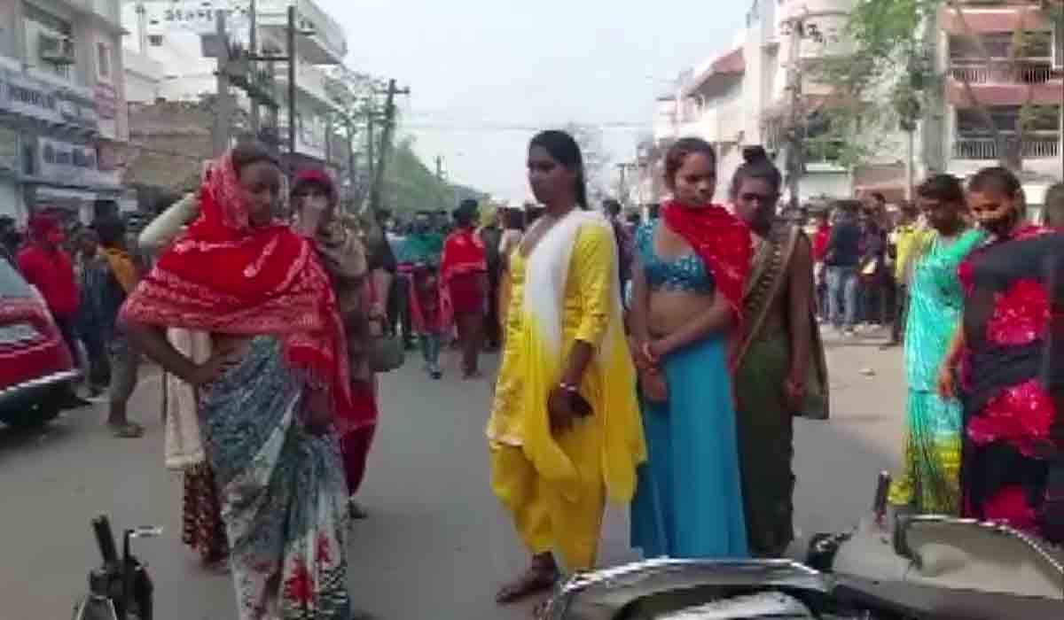 Transgenders: ఆగ్ర‌హించిన ట్రాన్స్‌జెండ‌ర్‌లు.. ర‌హ‌దారుల దిగ్భందం.. ఎందుకో తెలుసా..?