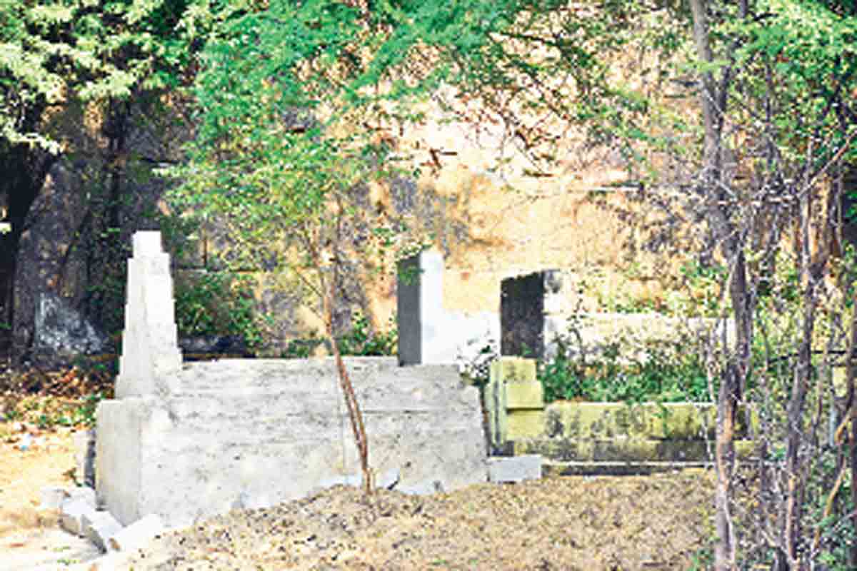 మట్టికోట.. శవాల దిబ్బ!