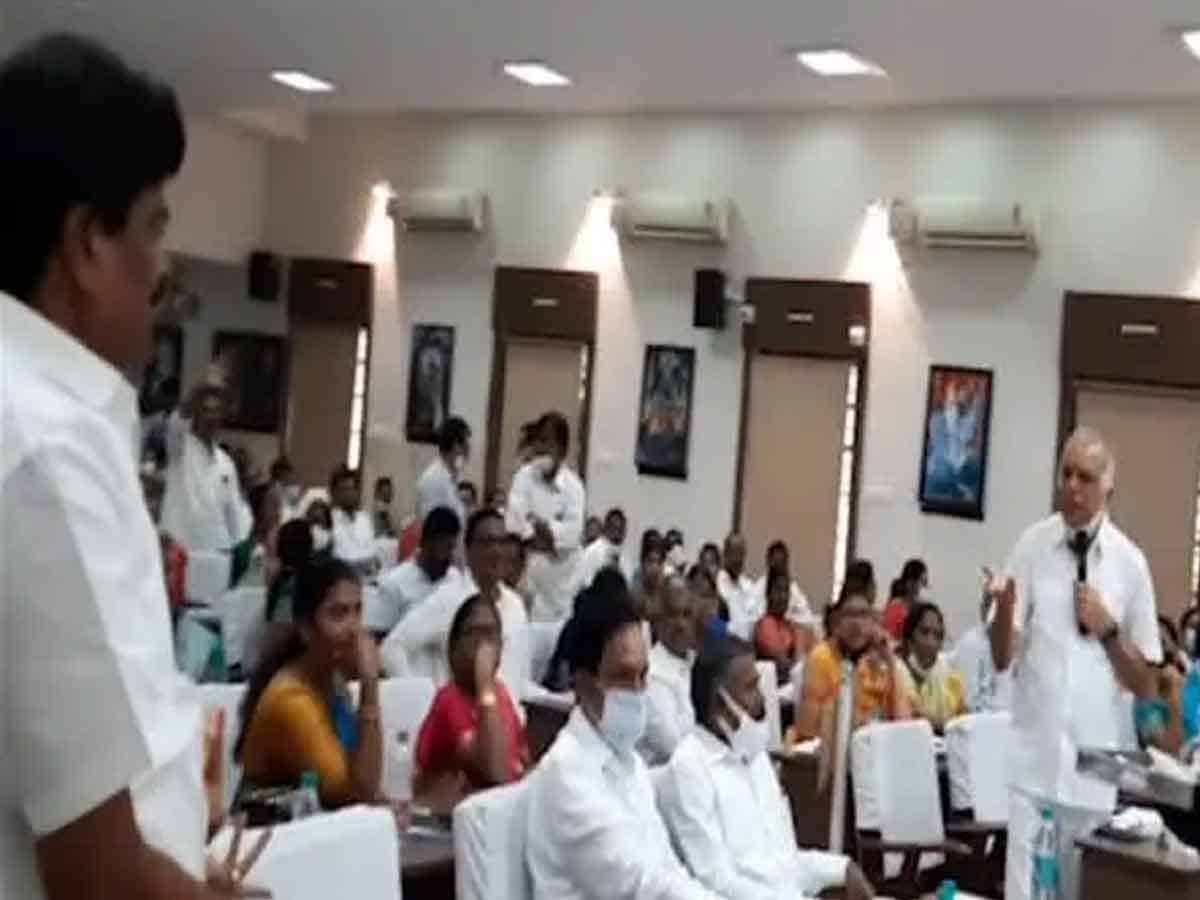 Vishaka ZP: జెడ్పీ మీటింగ్‌లో ప్రోటోకాల్‌ వివాదం.. ఎమ్మెల్యేపై జెడ్పీటీసీల ఆగ్రహం