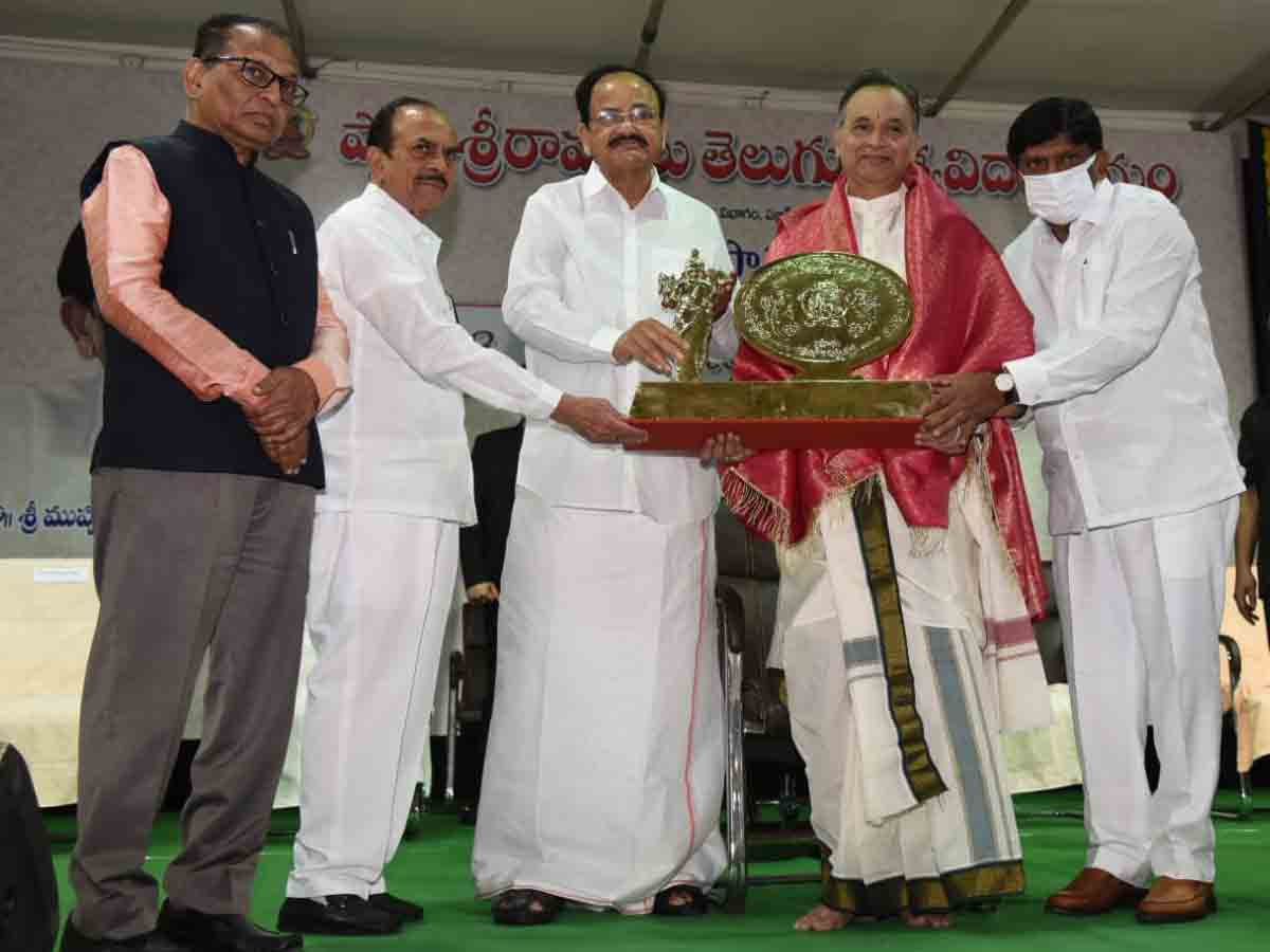 Venkaiah Naidu: తెలుగు భాషాభివృద్ధికి కేసీఆర్‌ చొరవ అభినందనీయం : వెంకయ్యనాయుడు