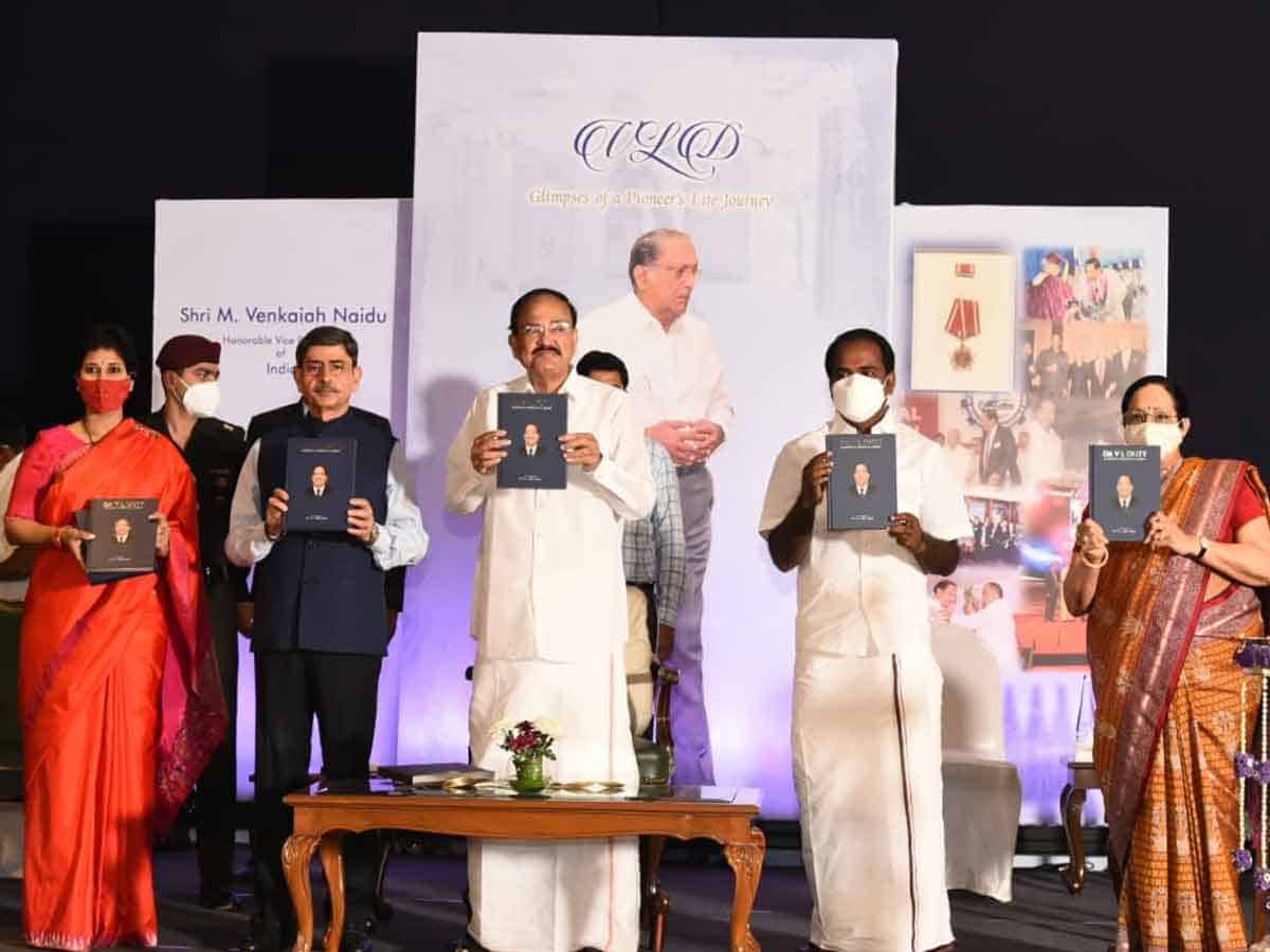 Venkaiah Naidu: విధుల నిర్వహణ, కుటుంబ బాధ్యత మధ్య సమన్వయం ఉండాలి: వెంకయ్యనాయుడు