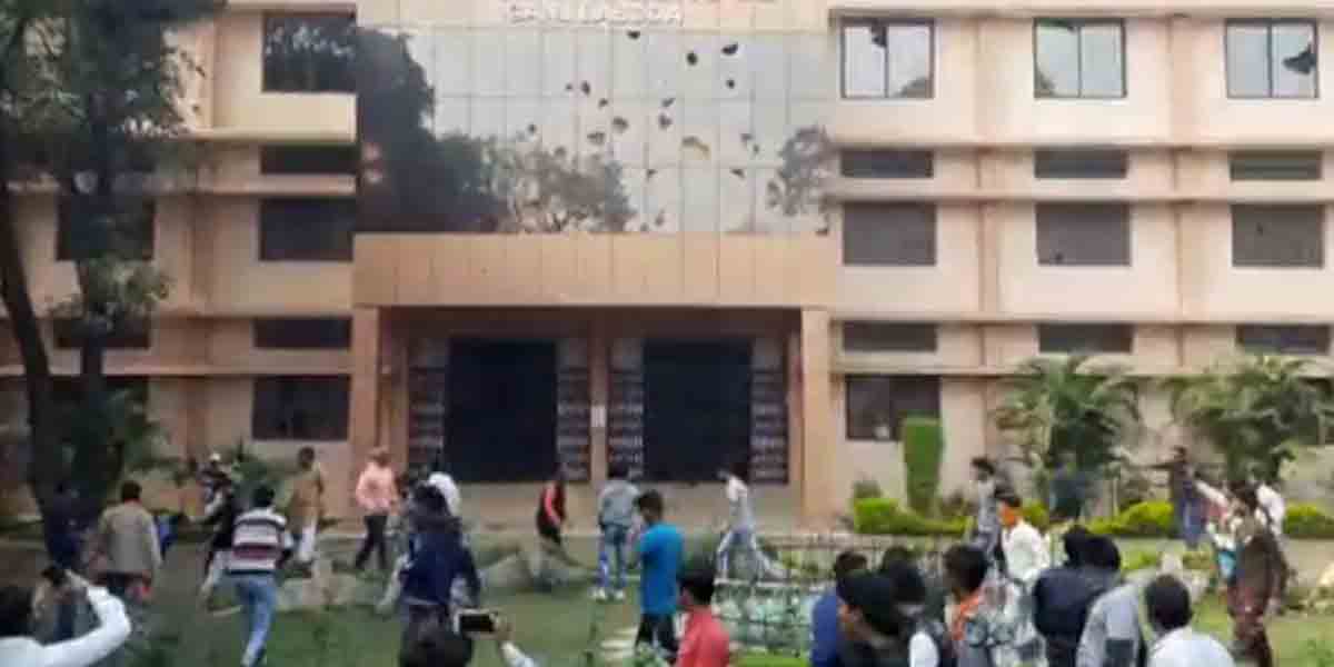 విద్యార్థుల మతం మార్చారంటూ పాఠశాలపై దాడి
