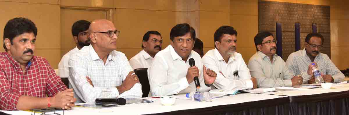 తెలుగు రాయలేరు.. లెక్కలు చేయలేరు!