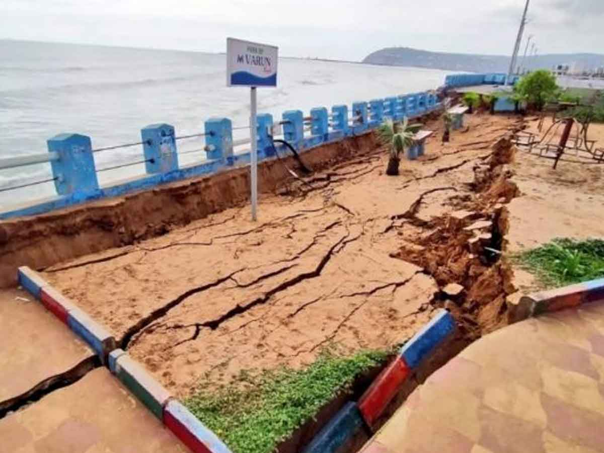 Erosion @ RK Beach : విశాఖలో ముందుకొచ్చిన సముద్రం..  ఆర్కే బీచ్‌లో కుంగిన రోడ్డు