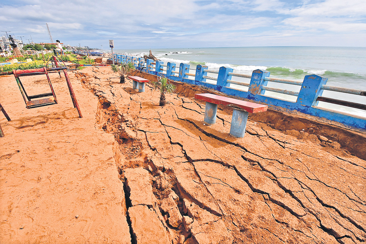 విశాఖ ఆర్కే బీచ్‌లో ముందుకొచ్చిన సముద్రం