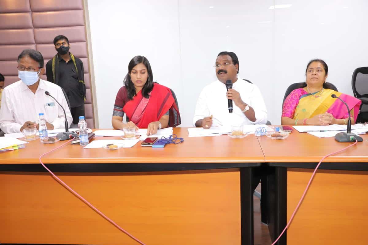 అభివృద్ధి పనులను వేగంగా పూర్తి చేయాలి