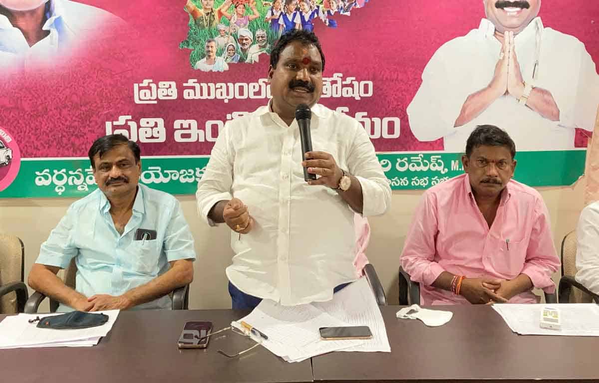 అభివృద్ధి పనుల్లో నిర్లక్ష్యం తగదు