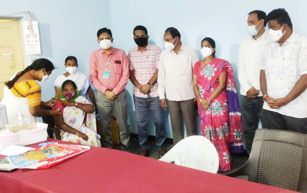 వందశాతం వ్యాక్సినేషన్‌ పూర్తి చేయాలి