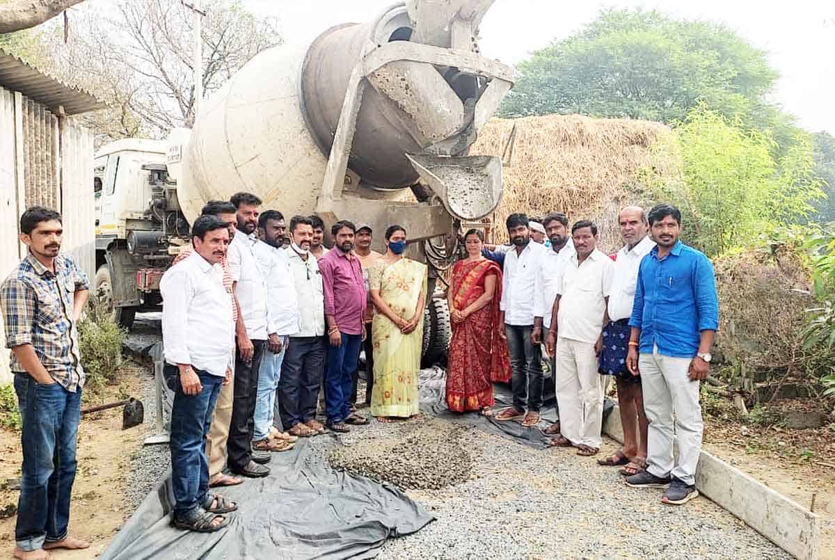 ముమ్మరంగా సీసీ రోడ్ల నిర్మాణాలు