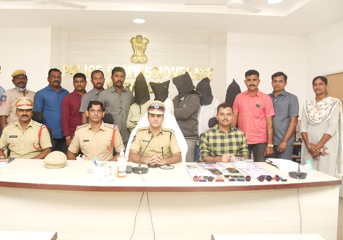 ఫోర్జరీ సంతకాల ముఠా గుట్టురట్టు