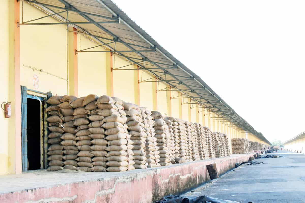 వ్యాగన్‌ రాదు.. బియ్యం పోదు..