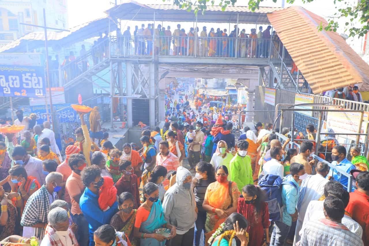 Rajanna Temple | రాజన్న ఆలయానికి పోటెత్తిన భక్తజనం